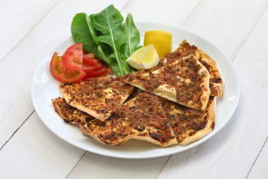 Lahmacun, Türk et pizza kıyılmış.