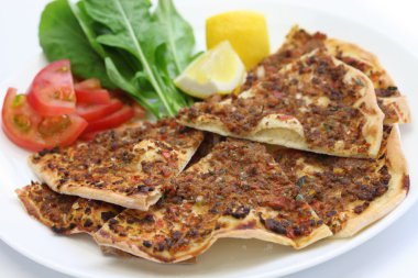 Lahmacun, Türk et pizza kıyılmış.