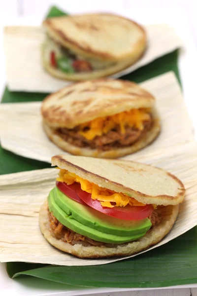 Arepas, sanduíche de pão de milho colombiano venezuelano — Fotografia de Stock