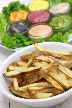 çeşitli mayonez soslu patates kızartması