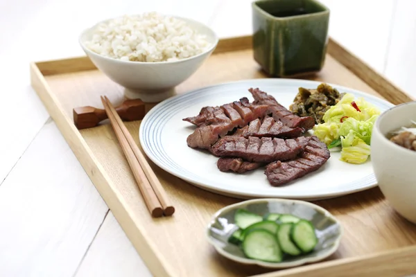 Grilovaný hovězí jazyk, japonské jídlo — Stock fotografie