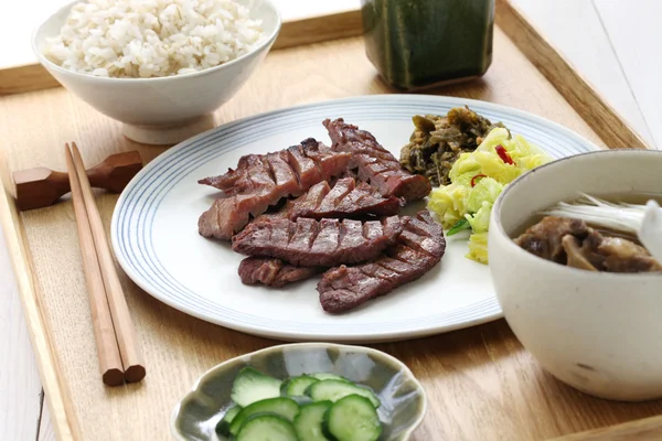 Língua de carne grelhada, comida japonesa — Fotografia de Stock