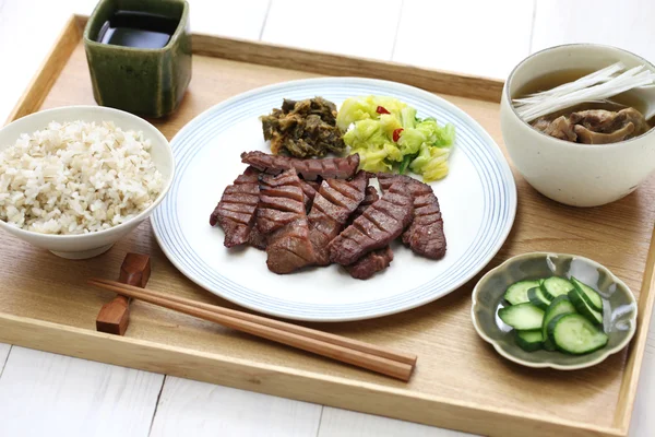 Língua de carne grelhada, comida japonesa — Fotografia de Stock