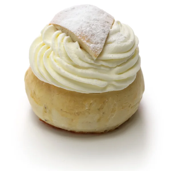 自制的 semla，瑞典甜卷上孤立的白色背景 — 图库照片