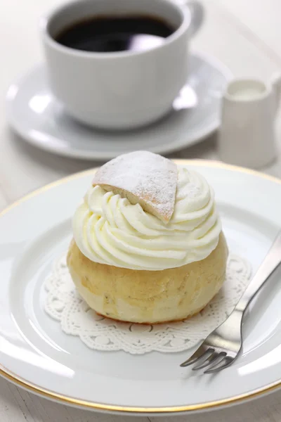 Zelfgemaakte semla, Zweedse zoete roll en kopje koffie — Stockfoto