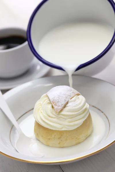 Semla in een kom van warme melk, hetvagg — Stockfoto