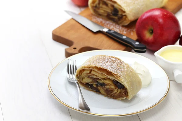 自制的 apfelstrudel，苹果馅饼 — 图库照片