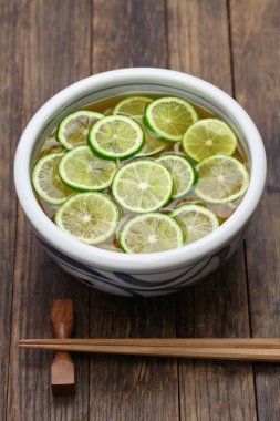 sudachi soba, buğday ile Japon narenciye dilimlenmiş erişte