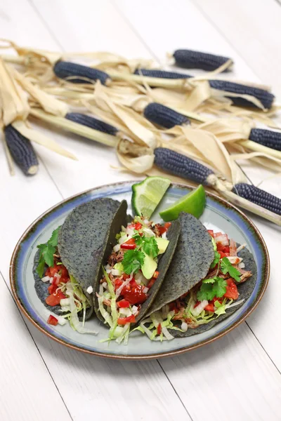 Tacos caseros de tortilla de maíz azul, comida mexicana — Foto de Stock