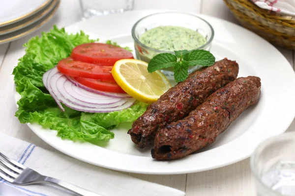 Skopové maso seekh kabab s mátou chutney — Stock fotografie