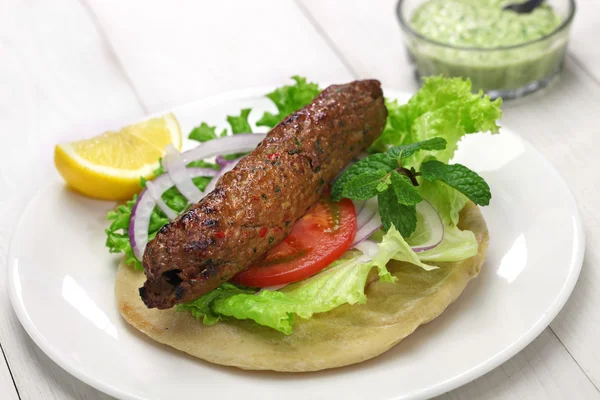 Schapenvlees seekh kabab kebab sandwich — Stockfoto