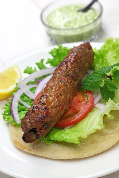Schapenvlees seekh kabab kebab sandwich — Stockfoto