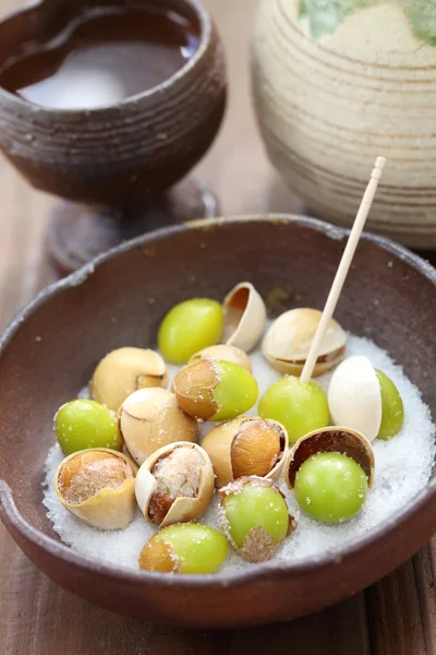 Жареные орехи гинкго и саке — стоковое фото