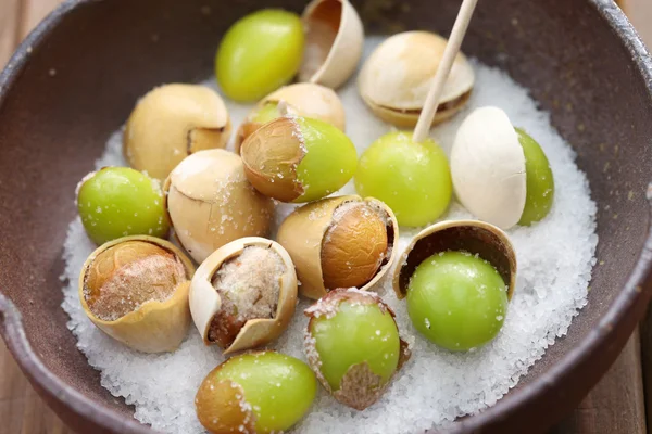 Sal tuercas de ginkgo tostadas, comida japonesa —  Fotos de Stock