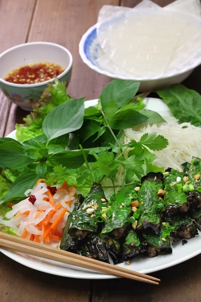 Bœuf haché grillé enveloppé dans une feuille de bétel, cuisine vietnamienne — Photo