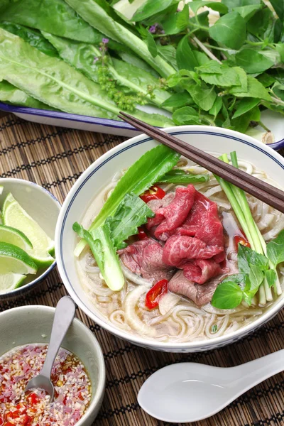 Pho bo, soupe de nouilles de riz au bœuf vietnamien — Photo