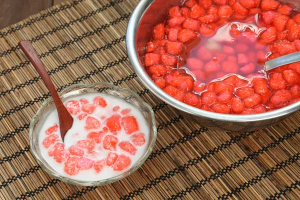 Wanne tim krob, rotes Rubin, thailändisches Dessert — Stockfoto