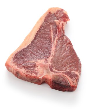Kuru yaşlı t-bone biftek, beyaz arka plan üzerinde izole ham sığır eti