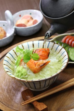 ochazuke dökme yeşil çay tarafından pişmiş pirinç üzerinde yapılan bir basit Japon yemektir.