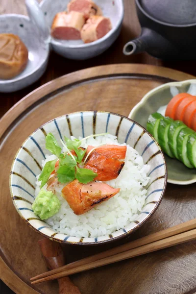 Ochazuke é um prato japonês simples feito derramando chá verde sobre arroz cozido . — Fotografia de Stock