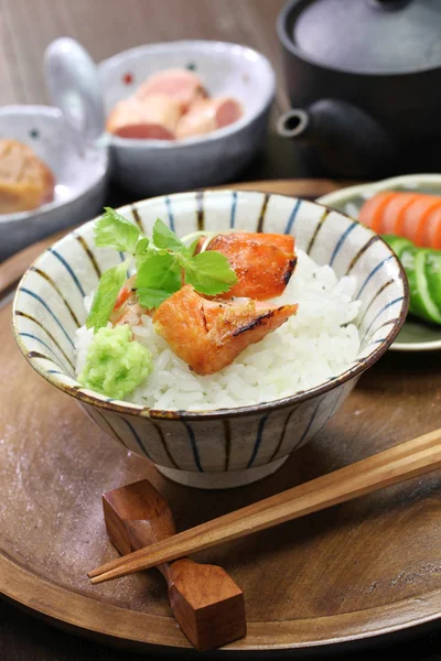 Ochazuke es un plato japonés simple hecho vertiendo té verde sobre arroz cocido . — Foto de Stock