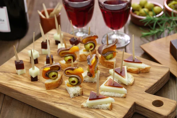 Tapas, pinchos, canapés espanhóis — Fotografia de Stock