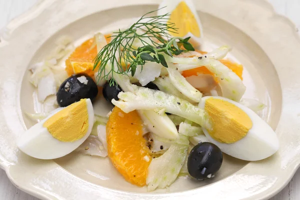 İspanyol tuz cod portakal ve zeytin salatası — Stok fotoğraf