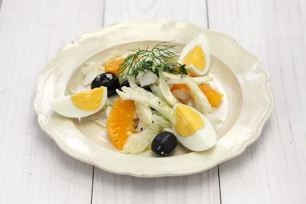 Ensalada de sal de bacalao, naranja y oliva — Foto de Stock