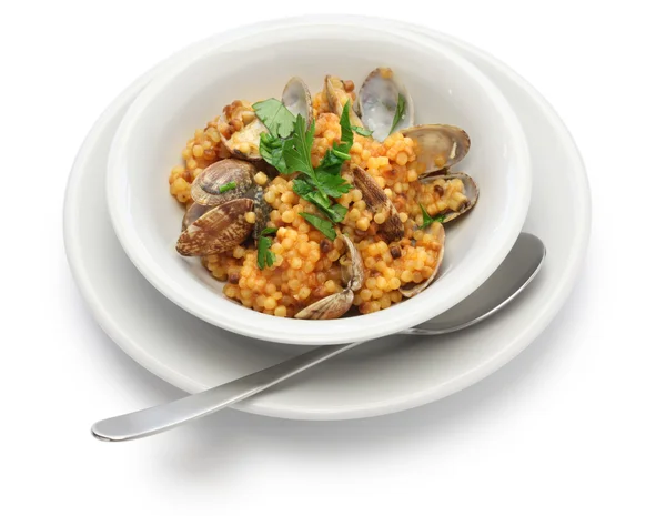 Sardunyalı makarna fregula istiridye, İtalyan mutfağı ile — Stok fotoğraf
