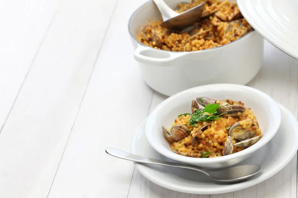 Fregula di pasta sarda con vongole, cucina italiana — Foto Stock