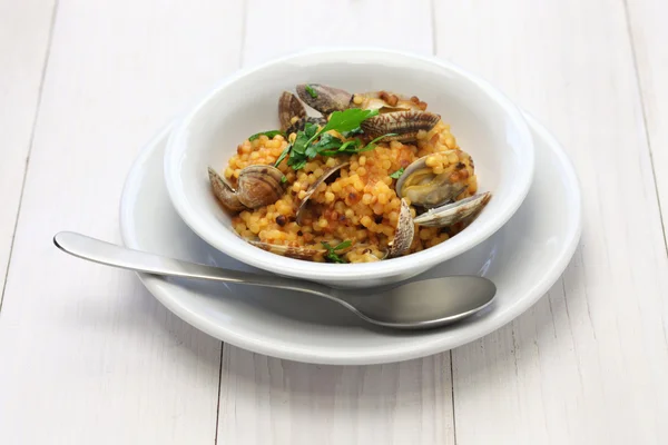 Macarrão sardo fregula com amêijoas, cozinha italiana — Fotografia de Stock