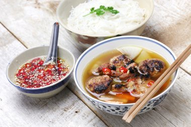 topuz cha, Vietnamca noodle yemek