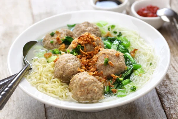 Bakso, sopa de albóndigas indonesia con fideos — Foto de Stock