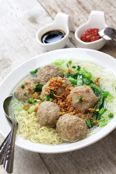 Bakso, zuppa di polpette indonesiane con tagliatelle — Foto Stock