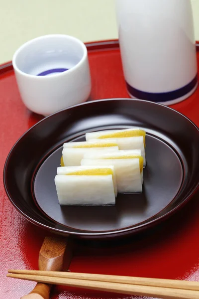 カラスミ大根、カラスミ大根、日本米のワインのための前菜 — ストック写真