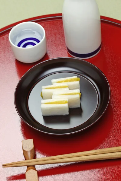 カラスミ大根、カラスミ大根、日本米のワインのための前菜 — ストック写真