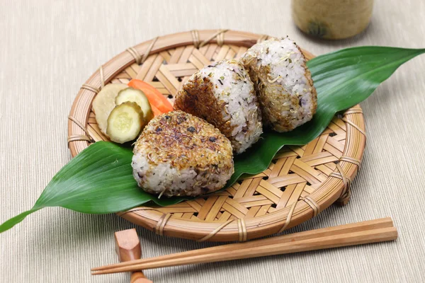 Bolas de arroz a la parrilla, comida japonesa —  Fotos de Stock