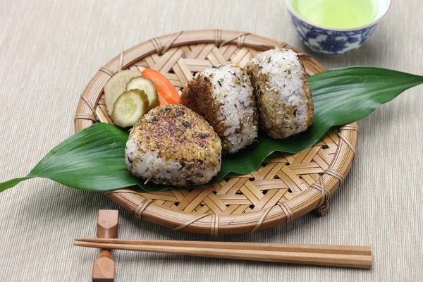 Kızarmış pirinç topları, Japon yemekleri — Stok fotoğraf