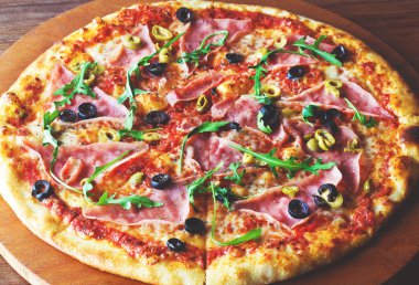 Jambonlu ve zeytinli pizza.