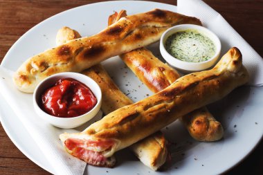 Pizza Stangles Thangaraj taze sos ile