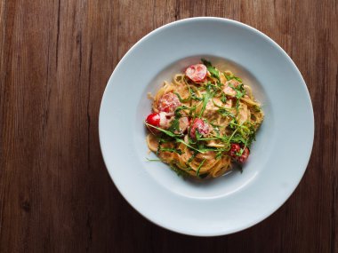 İtalyan spagetti sebze ve sos ile