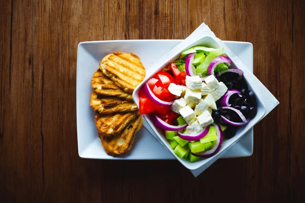 Frischer Salat mit Tomaten und Soße und Brot — Stockfoto