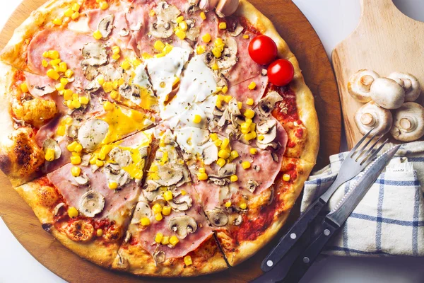 Pizza au jambon et oeuf — Photo