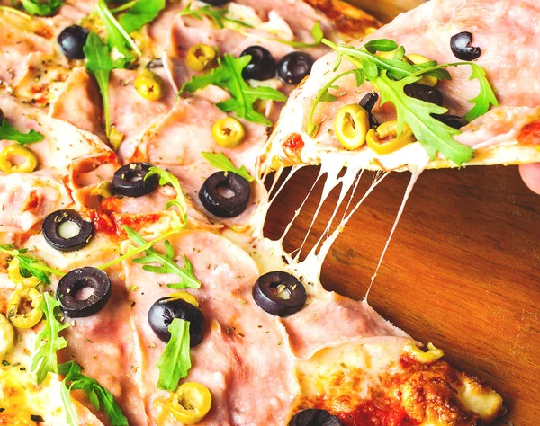 Pizza au jambon et aux olives — Photo