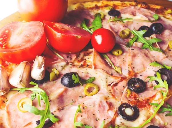 Pizza aux tomates, jambon et olives — Photo