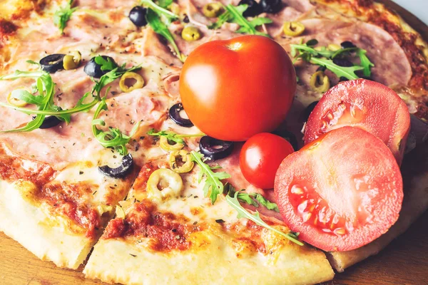 Pizza avec tomate et jambon — Photo