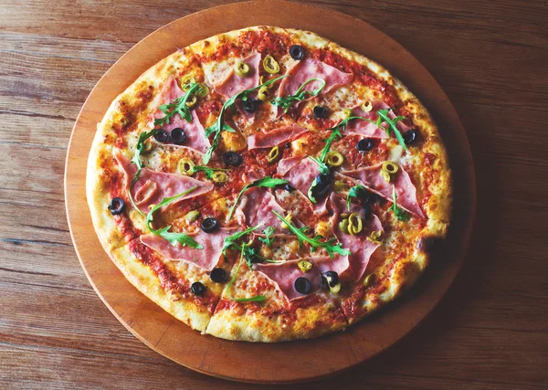 Jambonlu ve zeytinli pizza.