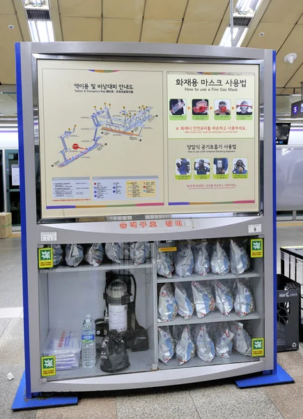 Máscaras de gas, estación de metro de Seúl, Seúl, Corea del Sur — Foto de Stock