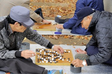 Git Seul bir parkta oynarken