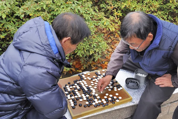 Playing go in a park in Seoul — Stock Photo, Image